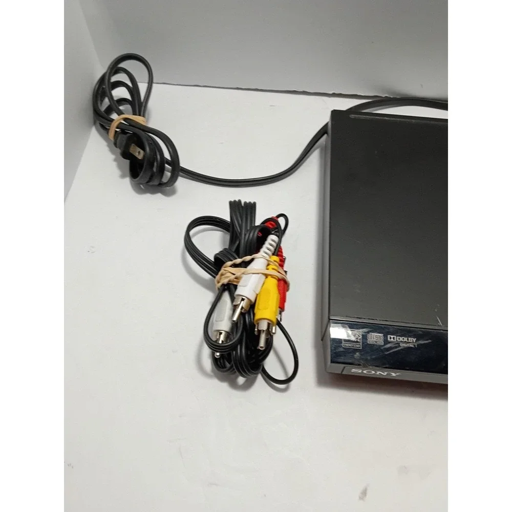 Sony DVP-SR201P DVD Player w remote and cables